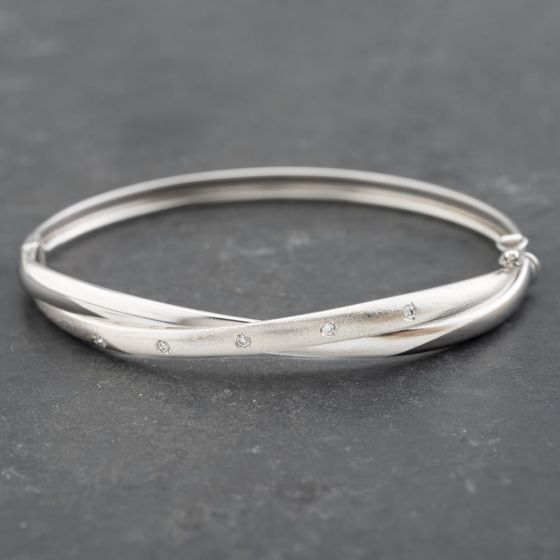 Second Hand 9ct White Gold Cubic Zirconia Crossover Polished And Frosted Finish Standard Hinged Bangle 41211275