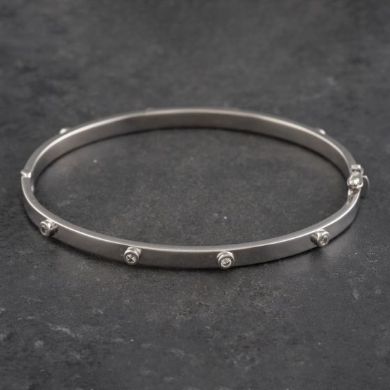 Second Hand 9ct White Gold Cubic Zirconia Oval Standard Hinged Bangle 41211292