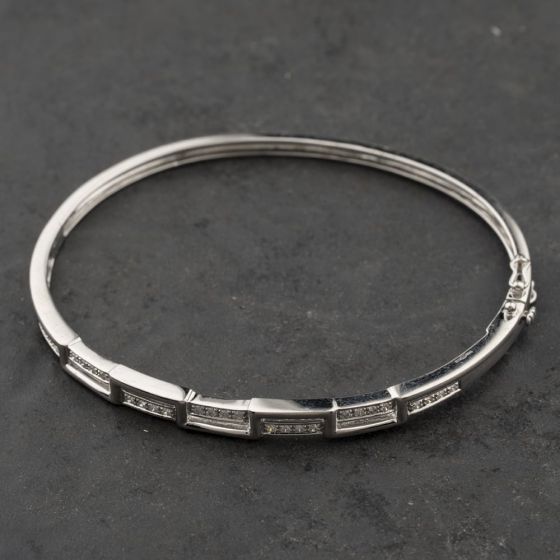 Second Hand 9ct White Gold 0.20ct Brilliant Cut Diamond Brick Patterned Hinged Bangle 41211402
