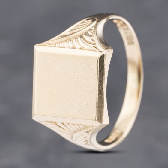 Second Hand 9ct Yellow Gold Plain Square Patterned Shoulders Signet Ring 41341741