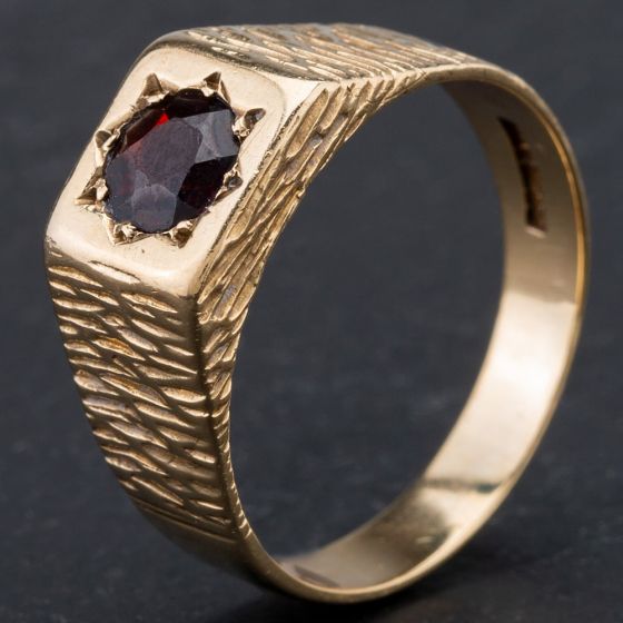Second Hand 9ct Yellow Gold Garnet Single Stone Signet Ring 4134236