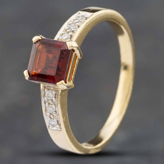 Second Hand 9ct Yellow Gold Asscher Cut Garnet & Brilliant Cut Diamond Set Shoulders Dress Ring 41381618