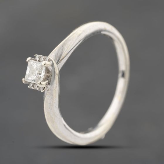 Second Hand 9ct White Gold 0.25ct Princess Cut Diamond Shoulder Set Solitaire Ring 41383836