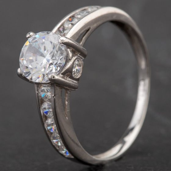 Second Hand White Metal Solitaire Cubic Zirconia with Shoulders Ring 4157980