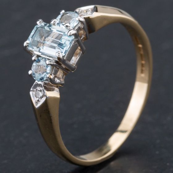 Second Hand 9ct Yellow Gold Oblong Aquamarine Diamond Shoulder Dress Ring 4167397