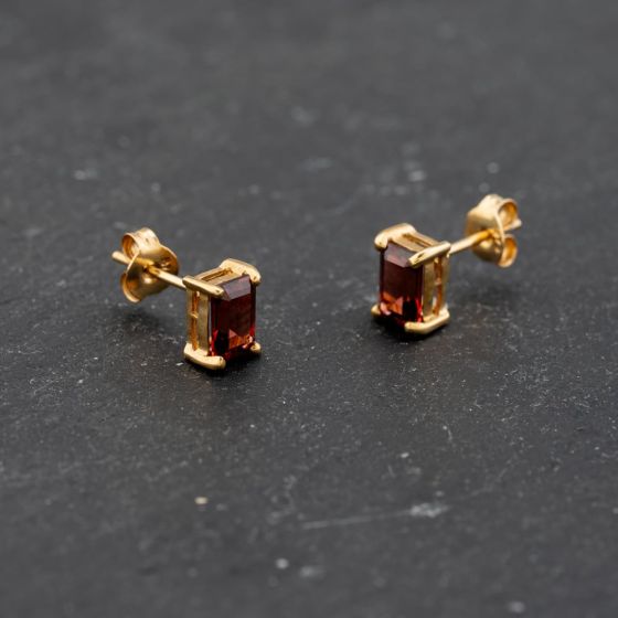 Second Hand Yellow Gold 6.5mm Garnet Oblong Stud Earrings 43171381