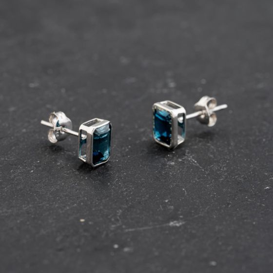 Second Hand White Gold 7.5mm Blue Topaz Oblong Stud Earrings 43171382