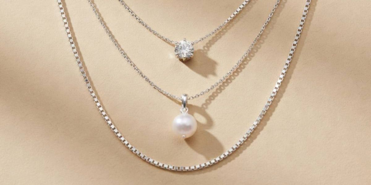 How to Choose a Necklace: Styles, Lengths and Gifting Guide
