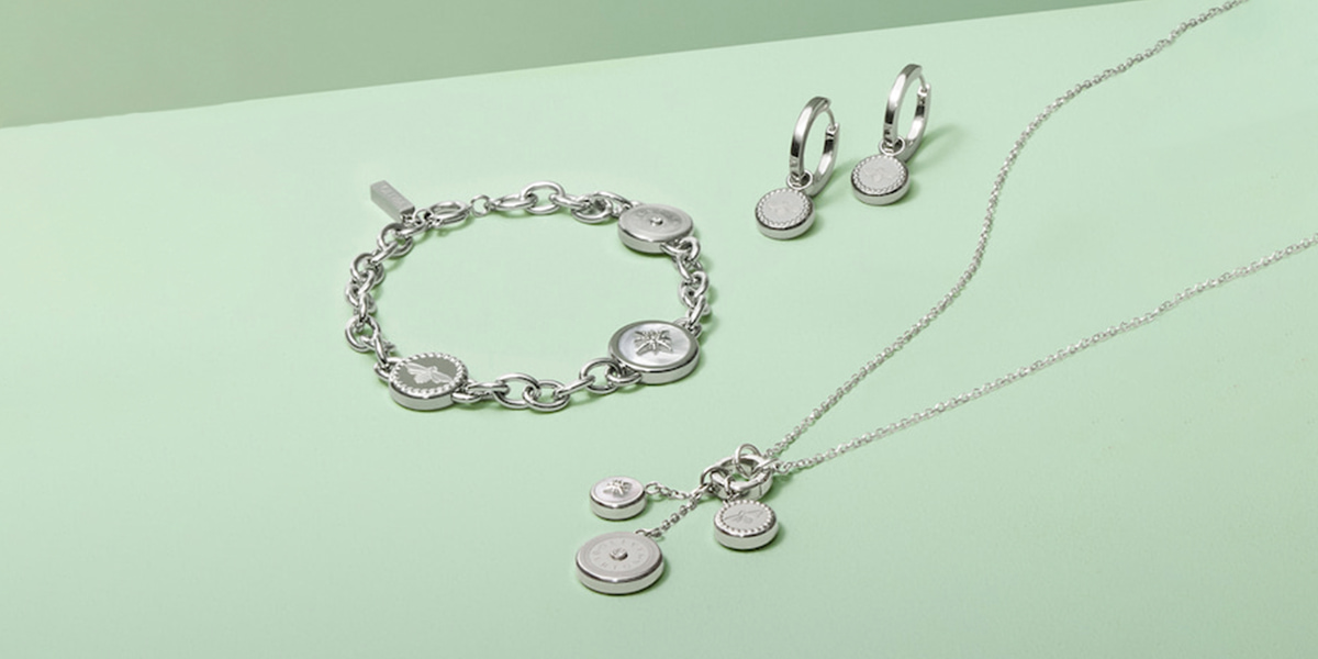 Minimalist_Jewellery_Looks_for_Everyday_Wear_T.H.Baker