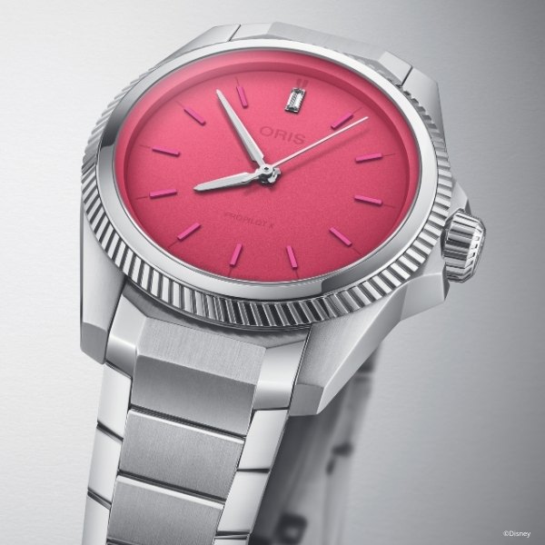 Oris_ProPilot_X_Miss_Piggy_Edition