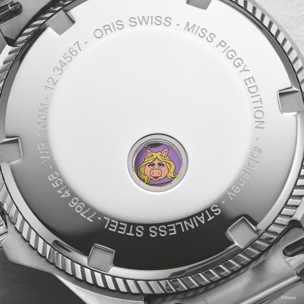 Special_Feature_Spyhole_ok_Caseback_Miss_Piggy