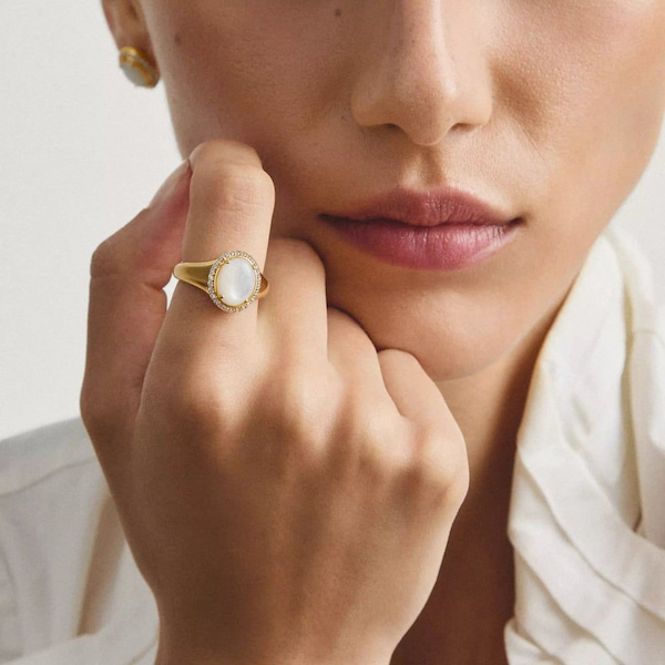 THOMAS SABO Fluid Elegance 18ct Yellow Gold Plated Mother of Pearl Halo Signet Ring