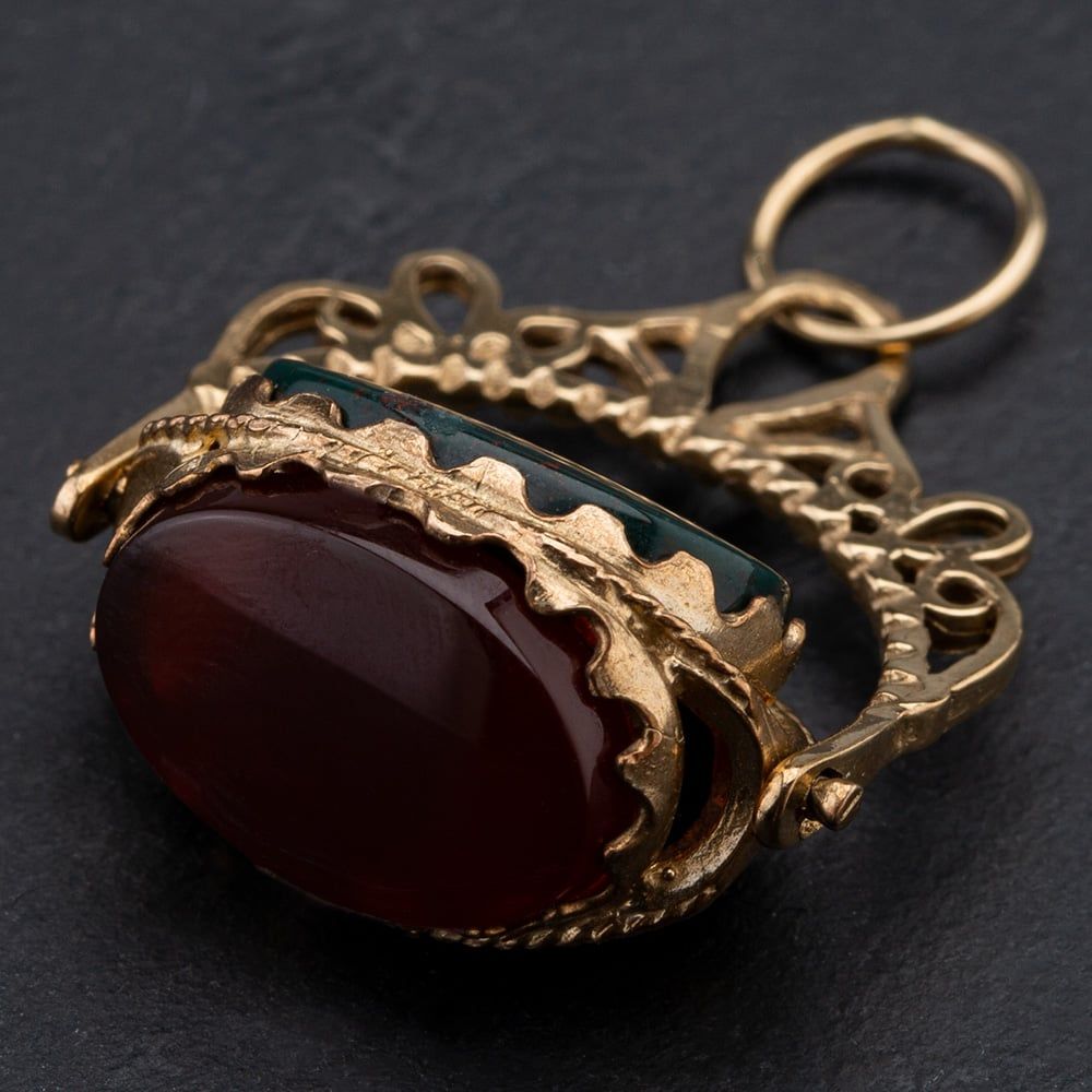 Second Hand 9ct Yellow Gold Onyx Bloodstone and Cornelian Stone